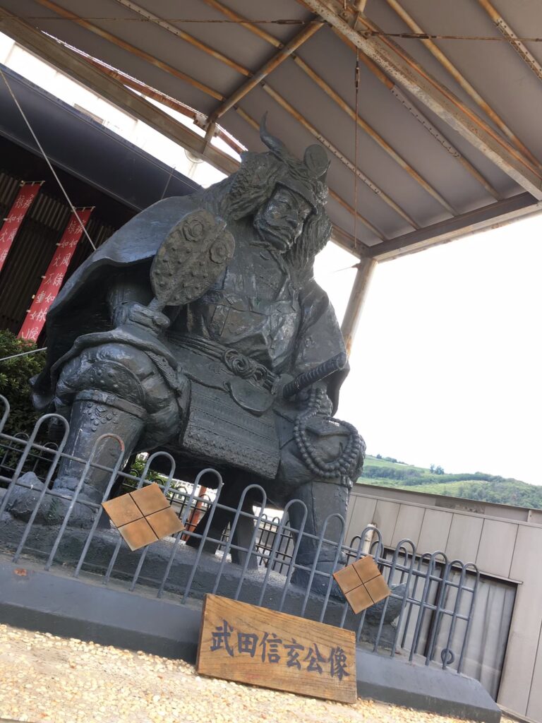 信玄館の武田信玄公の像