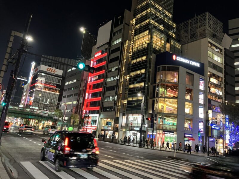 ザ・ペニンシュラ東京沿いの大通り