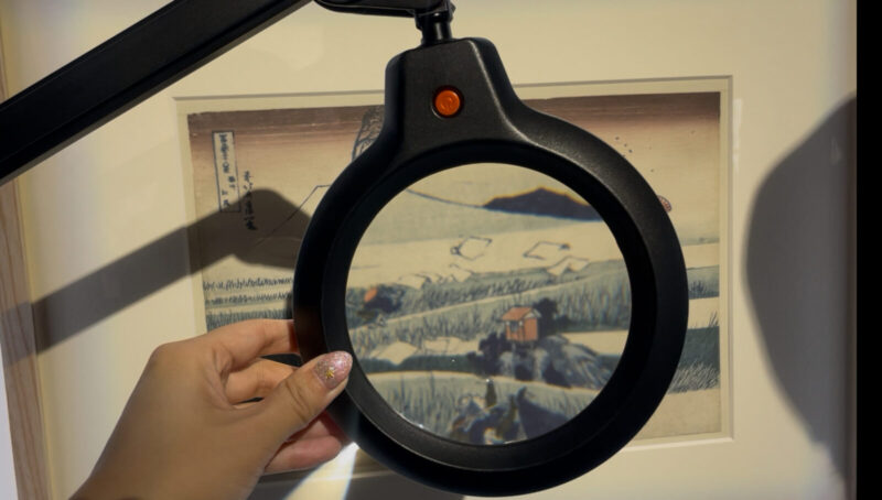 北斎の絵を拡大鏡で見れる展示
