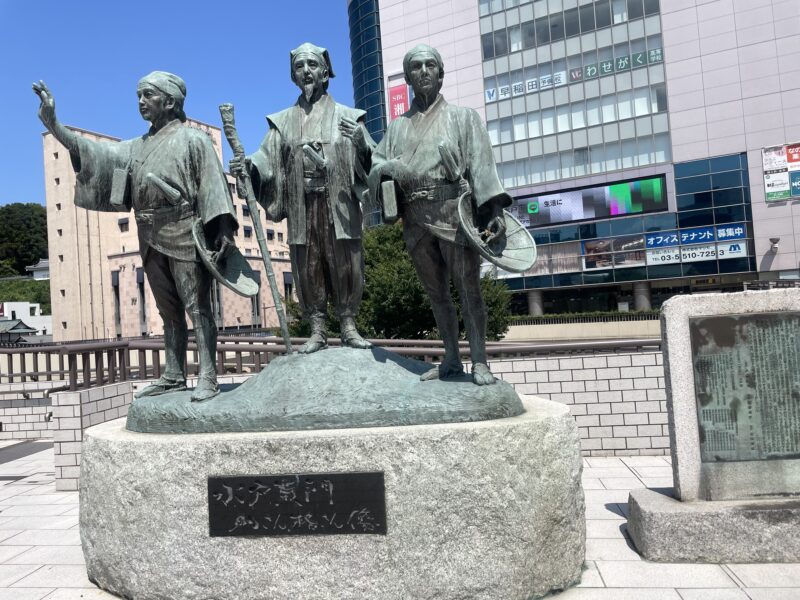 水戸駅前の水戸黄門助さん格さん像